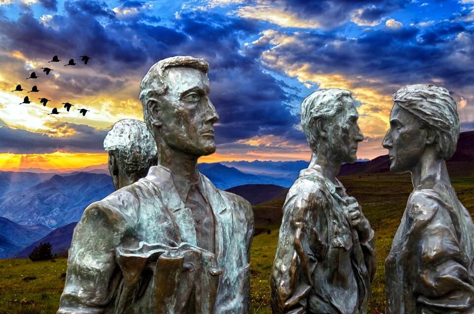 Travel monument birds