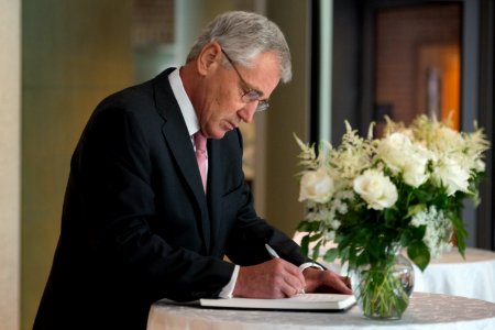 Hagel signs condolence book 140721-N-AF077-030
