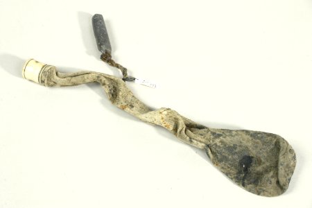 Hagelpung av sämskskinn med mått - Livrustkammaren - 48207