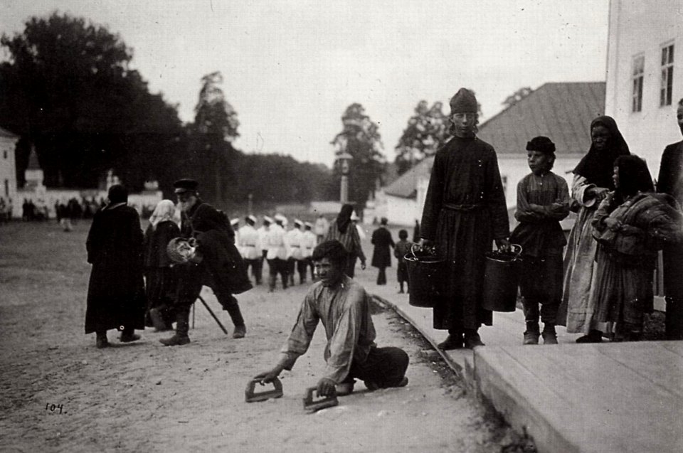 Hahn, K.E. - Pilger, die in der Hoffnung auf Heilung zum Kloster kommen. Serafim-Sorovski (2) (Zeno Fotografie)