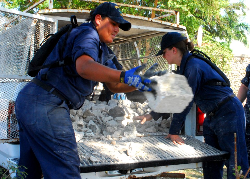 Haiti earthquake humanitarian response 100128-N-NL541-330