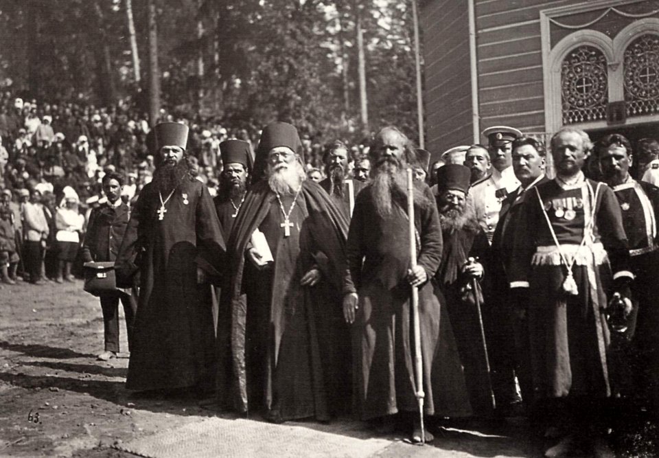 Hahn, K.E. - Die lokale Geistlichkeit mit einem Wandermönch, der die Gabe zur Heilung kranker Menschen gehabt haben soll. Serafim-Sorovski (Zeno Fotografie)