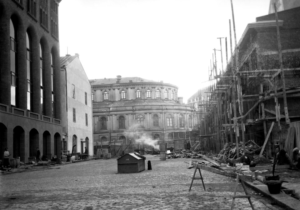 Hakasalmenkatu, nykyinen Keskuskatu 1a, 1b, 2. Taustalla Ruotsalainen teatteri - N1894 (hkm.HKMS000005-00000146)