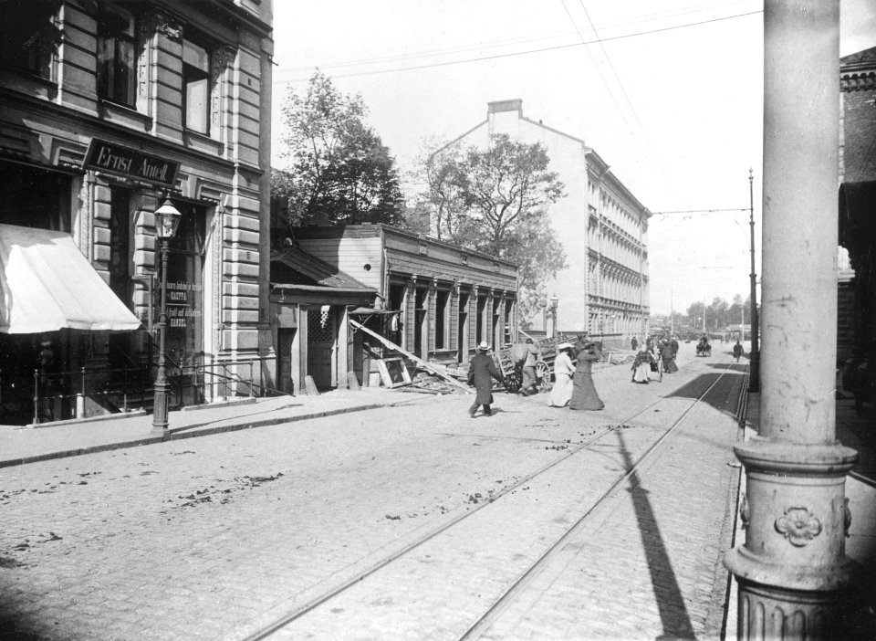 Hakasalmenkatu 4 (= Keskuskatu 6) talon purkaminen - N88164 - hkm.HKMS000005-km002zor