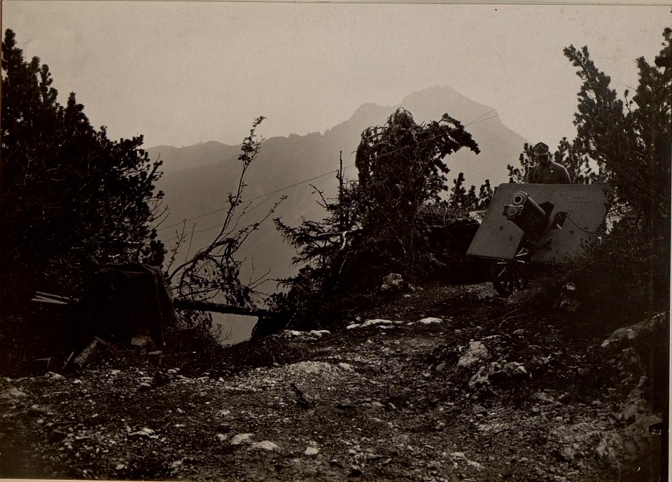 Halbzug der 2 G.A.R.8 auf dem kleinen NABOIS, Kote 1725. Aufgenommen am 26. Juni 1916. (BildID 15476630)