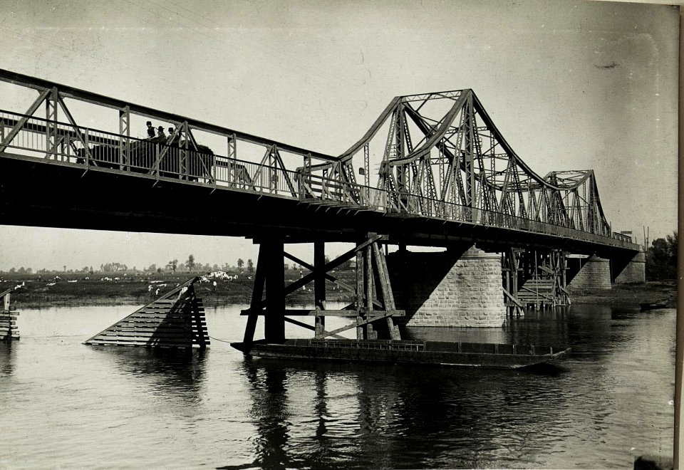 Halicz, Gesprengte Dnjesterbrücke instandgesetzt; (BildID 15432525)