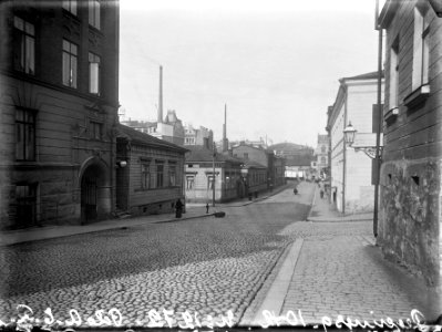 Hallituskatu 10, 12 (nyk. Yliopistonkatu 6, 8, 10) nähtynä Mikonkatua kohti - N1272 - hkm.HKMS000005-km0000mj9x