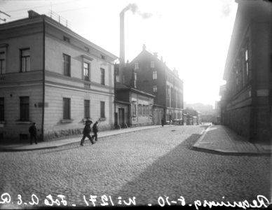 Hallituskatu 8, 10 (nyk. Yliopistonkatu 4, 6) nähtynä Fabianinkadun kulmasta Mikonkatua kohti - N1271 - hkm.HKMS000005-km0000mj9w