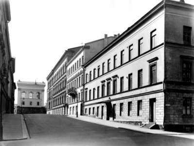 Hallituskatu 3 ja 5 Taustalla Suurkirkon kulmarakennus - N3841 (hkm.HKMS000005-km0031oh)
