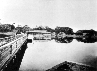 Hama-rikyu garden, view of bridge and trellis