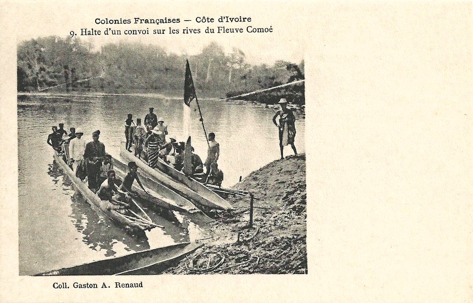 Halte d'un convoi sur les rives du fleuve Comoé (Côte d'Ivoire)