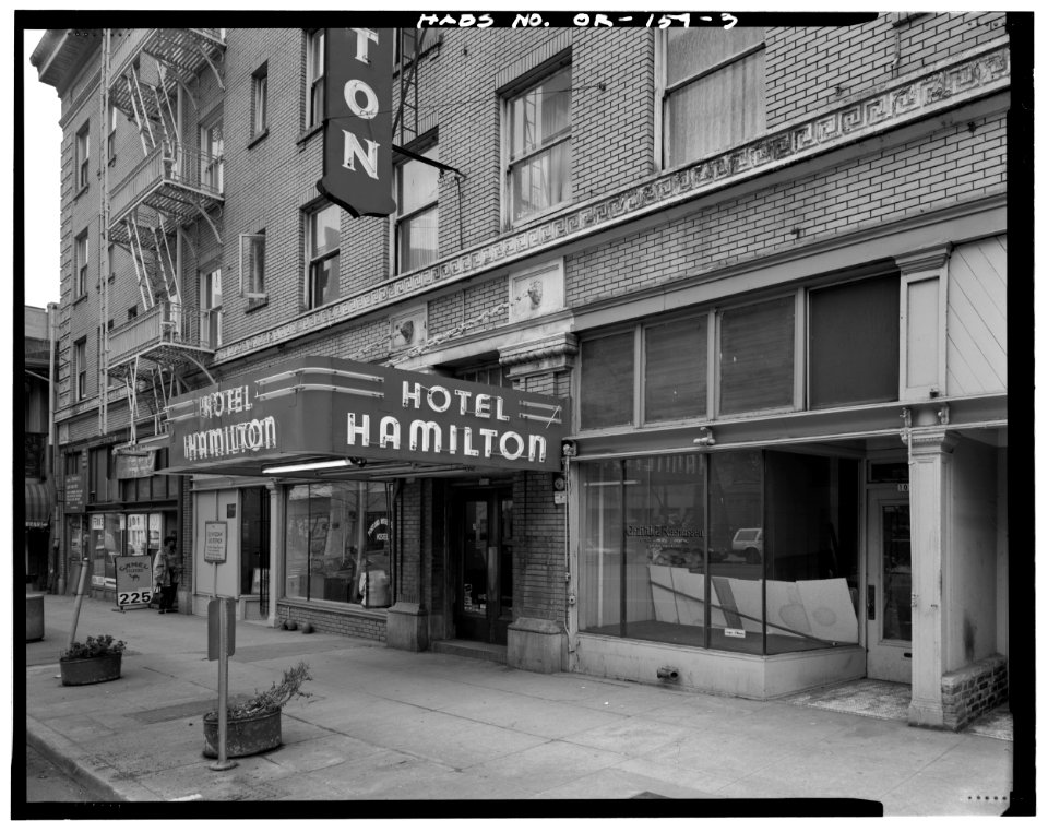 Hamilton Hotel - main entry detail - Portland Oregon
