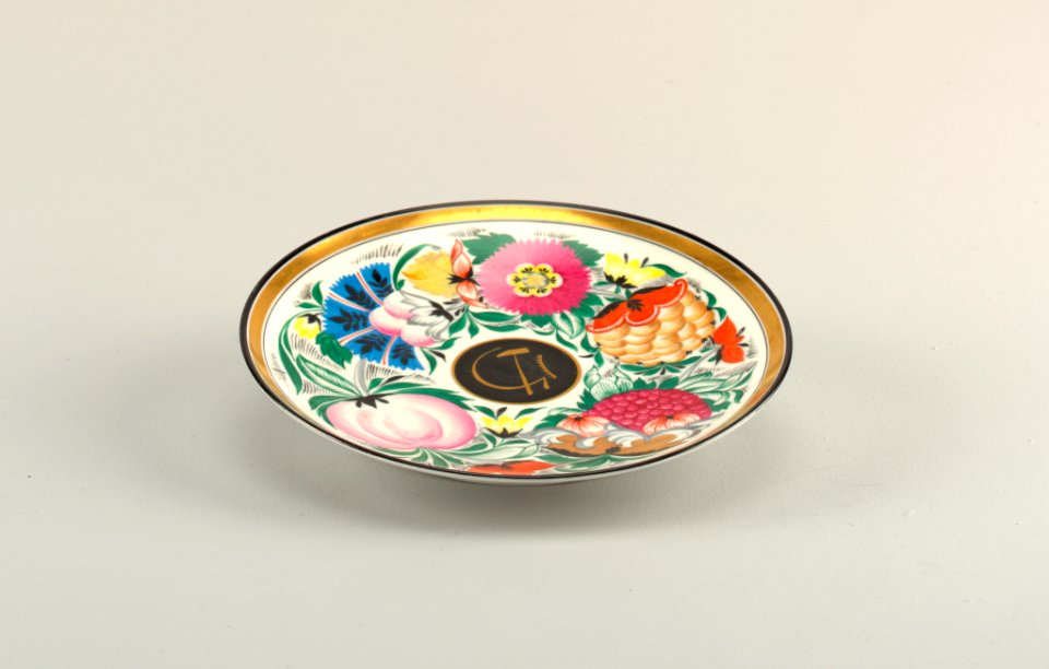 Hammer, Sickle, Cog, Floral Border Plate, 1918 (CH 18632773)