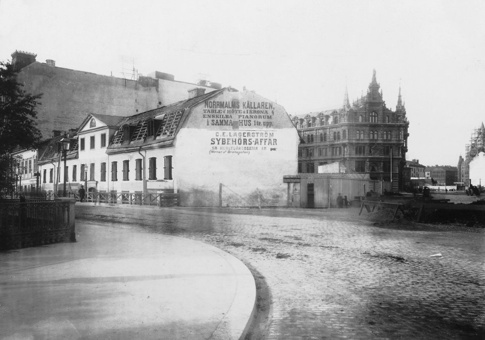 Hamngatan 4-6 Norrmalmskällaren rivs, 1893