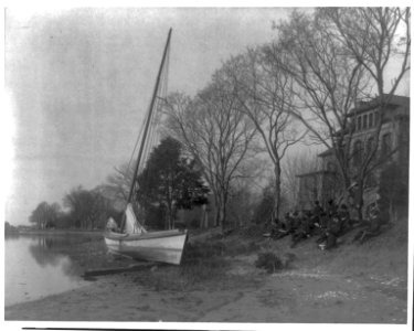 Hampton Institute students sketching a fishing boat at river bank. Hampton, Va. 1900 LCCN2007682271