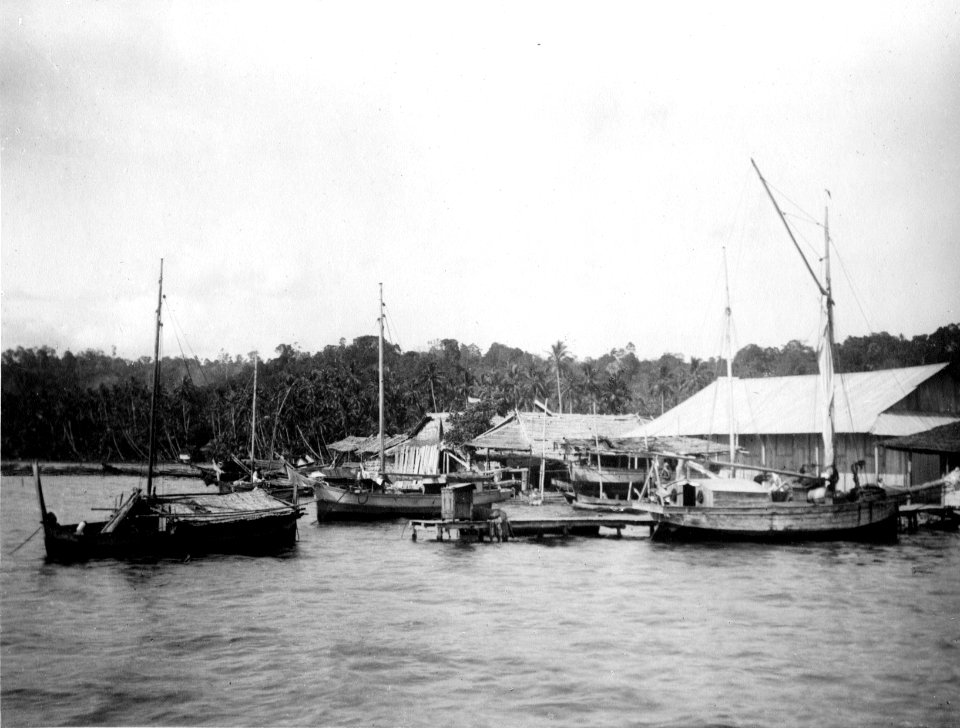 Hamnen. Bl.a. syns s.k. sopek-farkoster. Banggaai, Poso, Sulawesi. Indonesien - SMVK - 000183