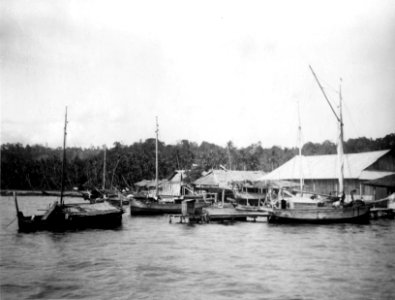 Hamnen. Bl.a. syns s.k. sopek-farkoster. Banggaai, Poso, Sulawesi. Indonesien - SMVK - 000183