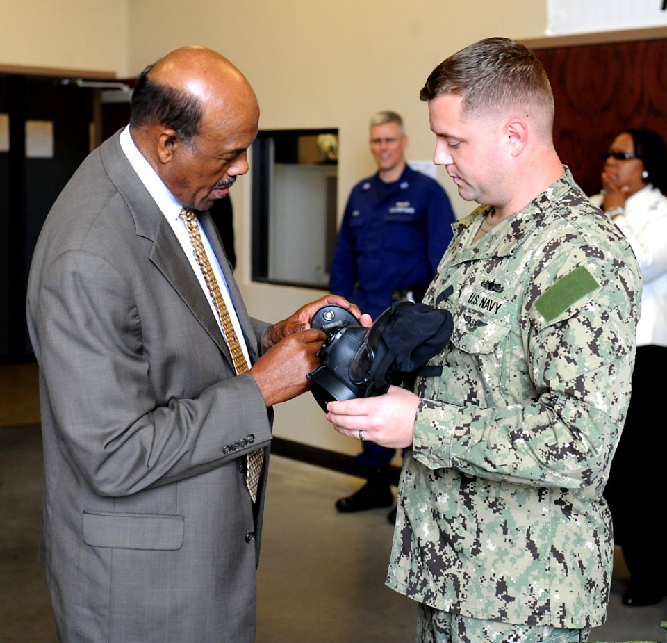 Hampton Roads mayors and city officials visit JTF-CS 140501-N-VJ282-095