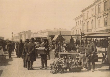 Handel na placu Żelaznej Bramy w Warszawie ok. 1892