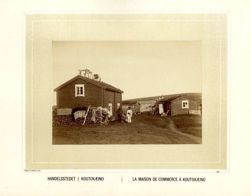 Handelsstedet i Kautokeino. Bebyggelse med vedstabel inntil huset - Norsk folkemuseum - NF.15006-026