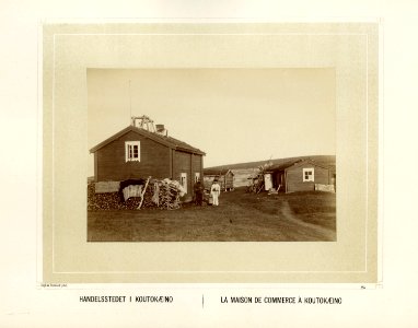 Handelsstedet i Kautokeino. Bebyggelse med vedstabel inntil huset - Norsk folkemuseum - NF.15006-026