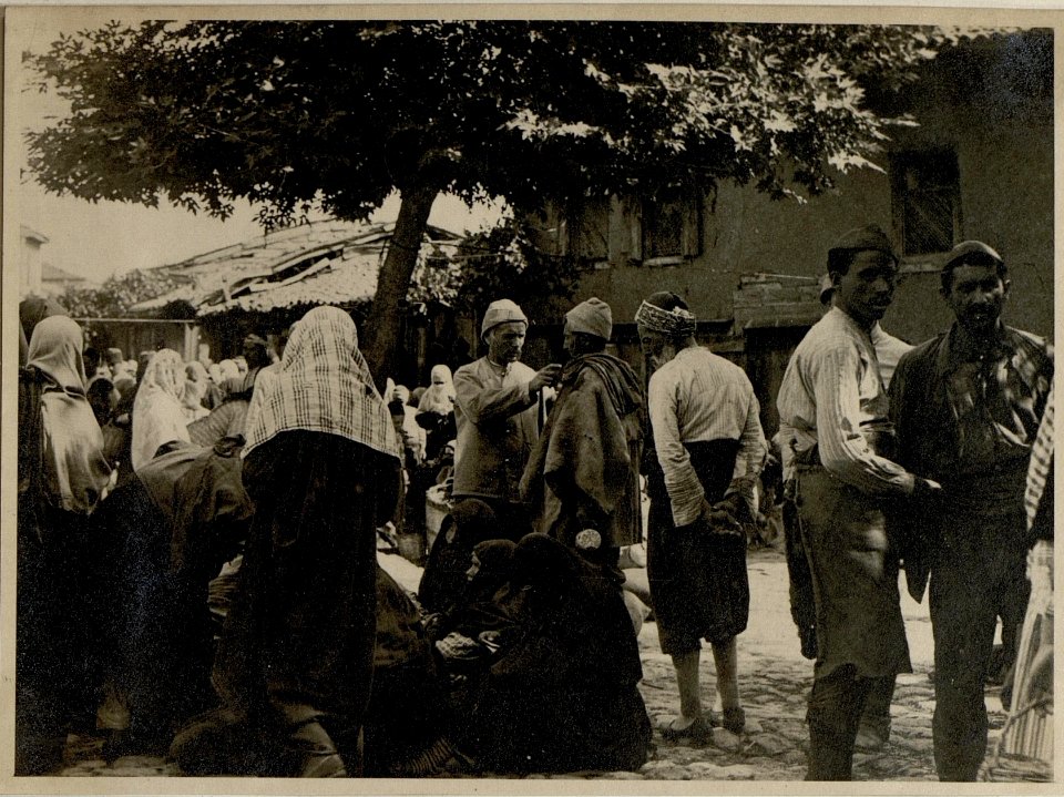 Handeltreibende türk.Frauen.Wochenmarkt Esine. (BildID 15546192)