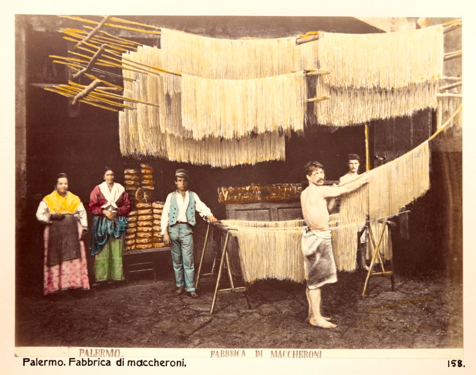 Handkolorerat fotografi från spagettitillverkning i Palermo 1888 cirka - Hallwylska museet - 104066