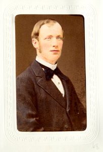 Handkolorerat fotografiporträtt på George de Benoit - Hallwylska museet - 107646