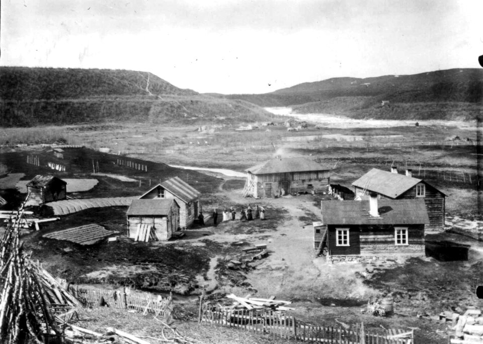 Handelsmann A. Vartiainens gård, Neiden, Sør-Varanger, Finnmark, ca. 1905 - Norsk folkemuseum - NF.06725-045