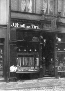 Handschuh- und Krawattengeschäft J. Fradl in der Holstenstraße 6 (Kiel 71.199)