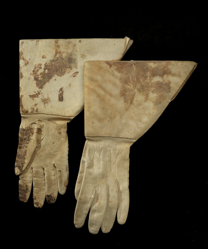 Handskar tillhörande Karl XIIs uniform buren vid Fredrikstens fästning år 1718 - Livrustkammaren - 56413