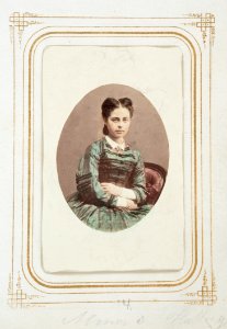 Handkolorerat fotografiporträtt på Wilhelmina Kempe, 1860-tal - Hallwylska museet - 107796 photo