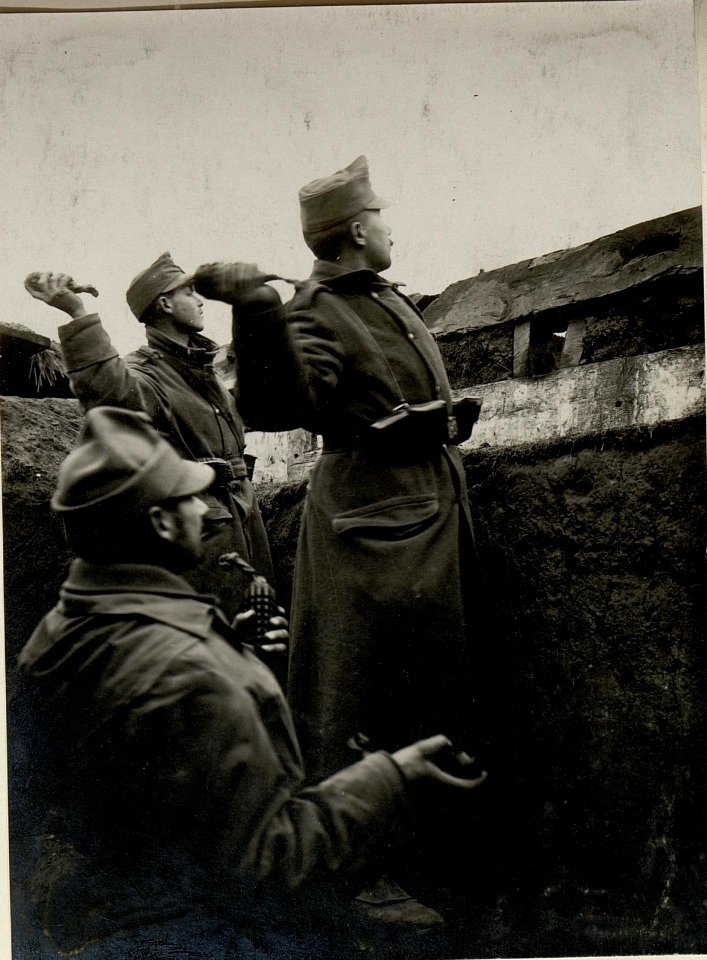 Handgranaten Wurfanlage im Schützengraben des IR.90, 6. Komp. Aufgenommen am 15. Dezember 1915. (BildID 15541070)
