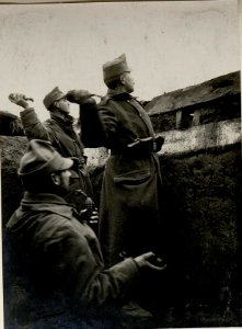 Handgranaten Wurfanlage im Schützengraben des IR.90, 6. Komp. Aufgenommen am 15. Dezember 1915. (BildID 15541070)