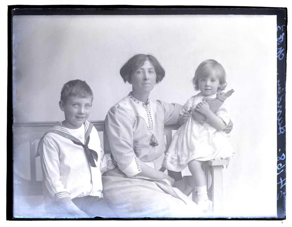 Handly, mother and children, 21 Jun 1915 (16878192978)
