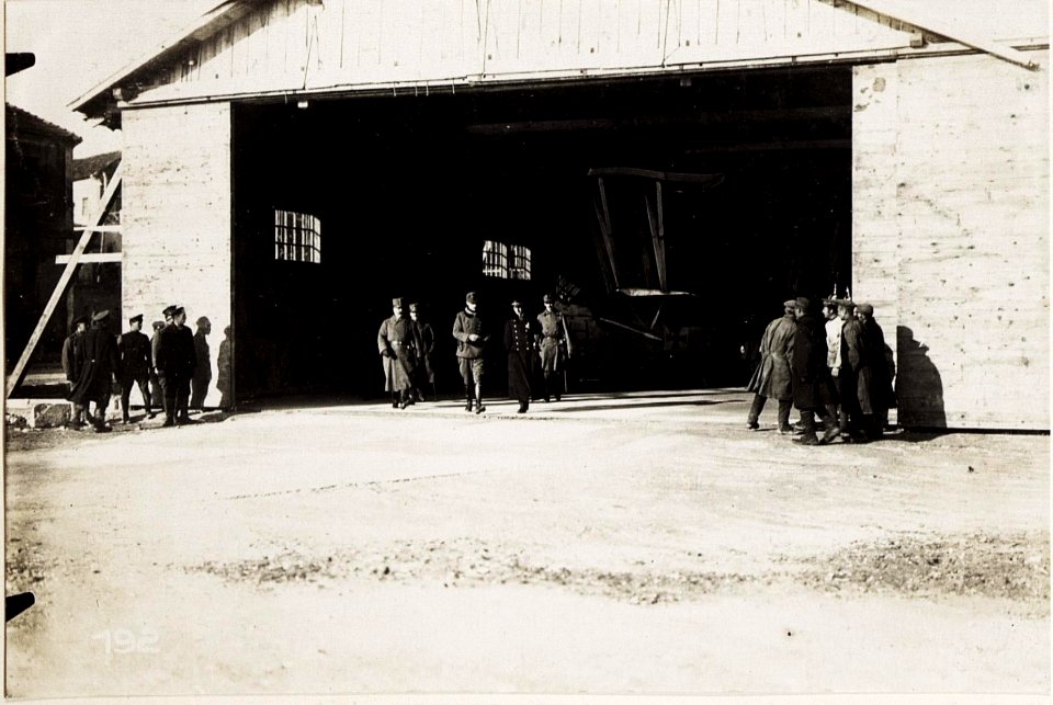 Hangar in Durazzo. (BildID 15571378)