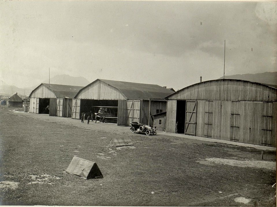 Hangars am Flugplatze im Standorte des 10. Armeekommandos. Gesamtansicht. Aufgenommen am 11. Juli 1916. (BildID 15477751)