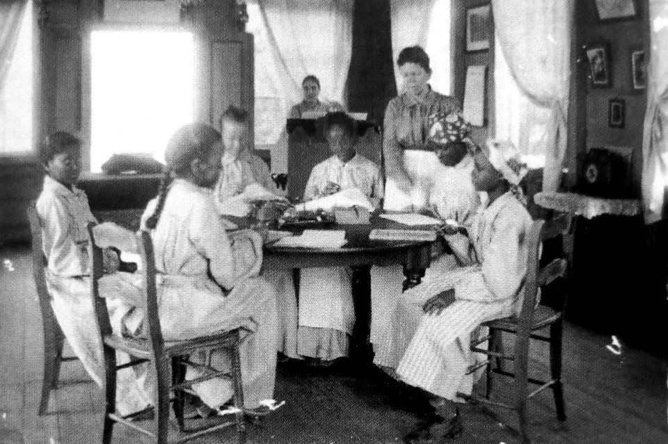 Handwerkklasje op Bethesda, Suriname, ca 1905