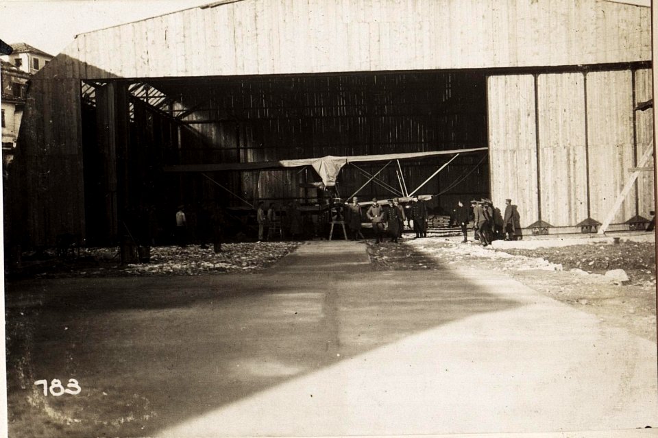 Hangar in Durazzo. (BildID 15571315)