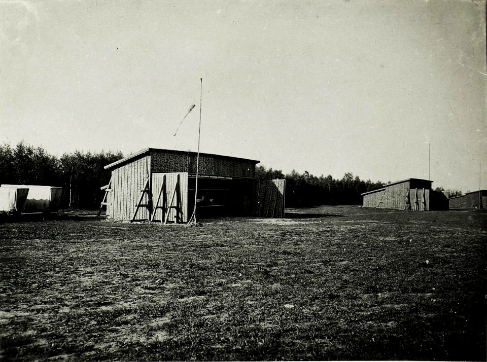 Hangars der Fliegerkompanie Nr. 7 bei Chocin, 25. Mai 1917. (BildID 15591061)