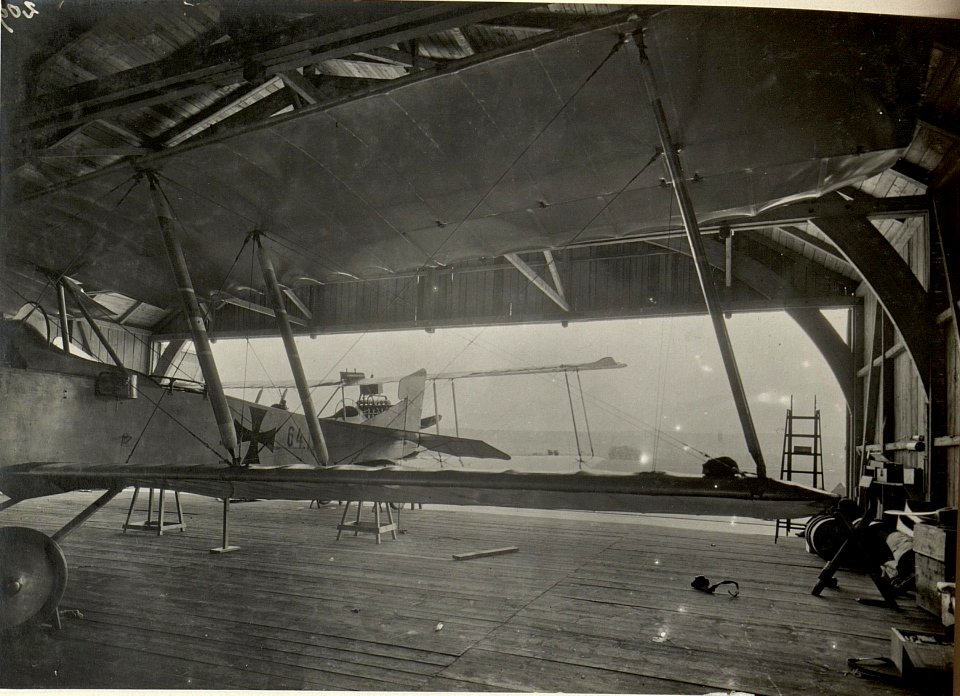 Hangar der 16. Fliegerkompagnie am Flugplatze in Villach. Aufgenommen am 11. Juli 1916. (BildID 15477786)