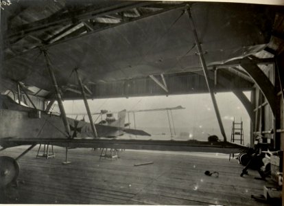 Hangar der 16. Fliegerkompagnie am Flugplatze in Villach. Aufgenommen am 11. Juli 1916. (BildID 15477786)