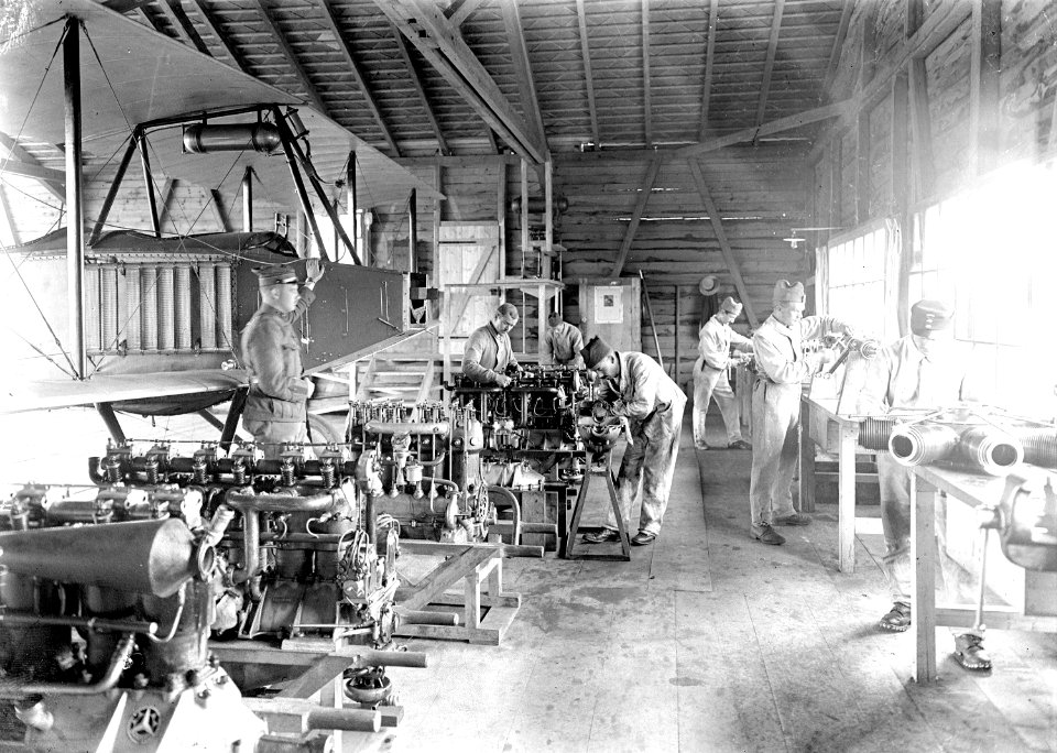 Hangar für die Revision der Motoren - CH-BAR - 3240097