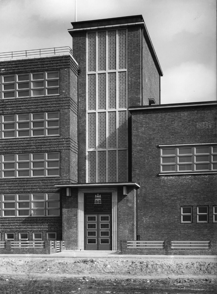 HANSif683 Schule Cuxhaven Teilansicht mit Portal