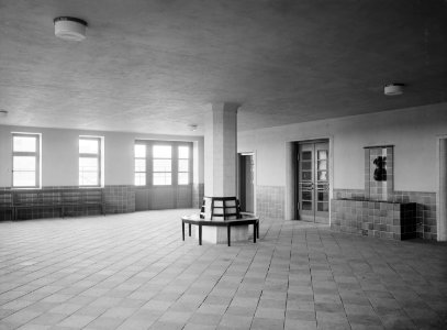 HANSif697 Schule Cuxhaven Vorhalle mit Pfeiler-Rundbank