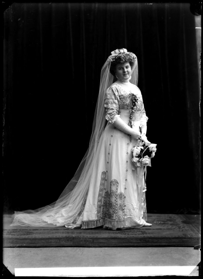 Ingrid Wallström, actor, undated portrait about 1908 probably in wedding dress - SMV - GV072