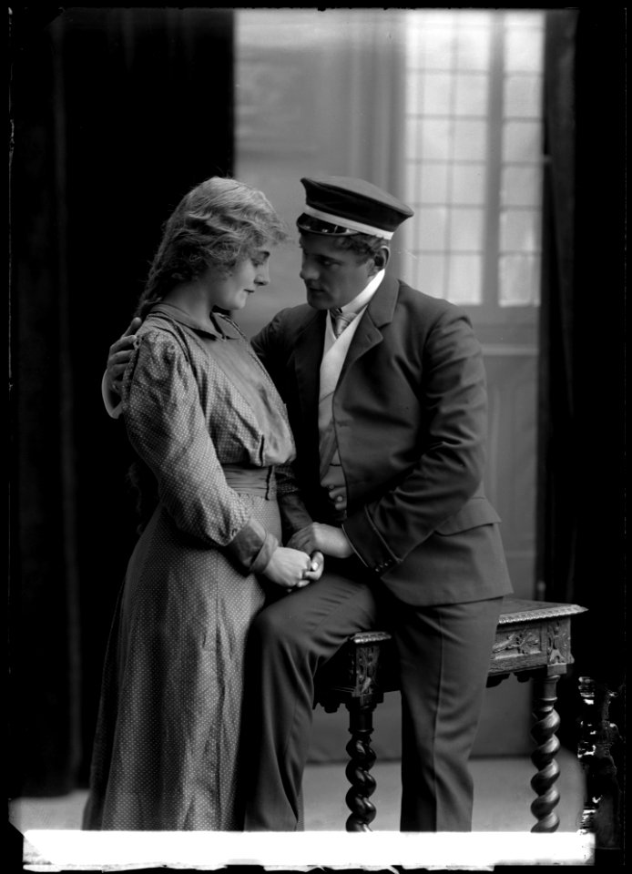 Ingrid Andersén as Käthie and Gunnar Wingård as Prinsen in Gamla Heidelberg at Svenska teatern 1907 - SMV - GV084
