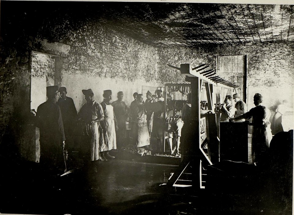Inneres der Korpsselcherei. Aufgenommen am 4.Mai 1916. NIZNIOW. (BildID 15537234)
