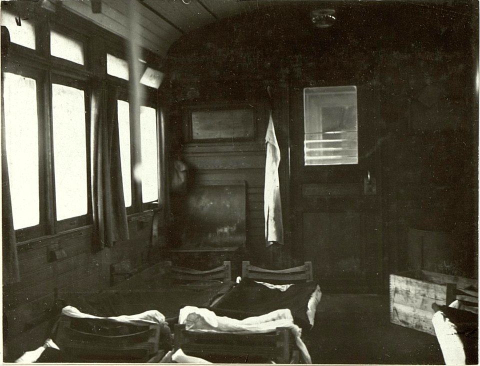 Inneres eines für Verwundetentransport adaptierten Stadtbahnwagens (BildID 15464369)