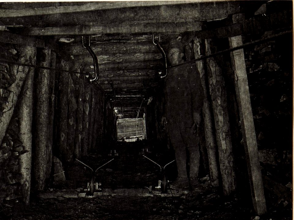 Inneres eines Seilbahnstollens auf Tonale. (BildID 15583479)